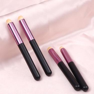 Imagem de 4 pincéis corretivos, contorno do nariz, lábios, blush, maquiagem para olhos com líquido, creme e pó cosmético