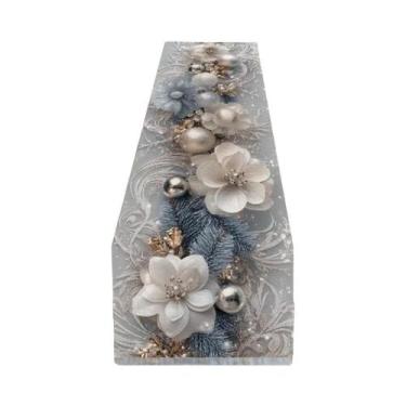 Imagem de Caminho De Mesa Floral Com Fundo Claro, Flores Azuis Prateadas, Bolas 