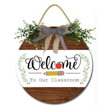 Imagem de Dlonvoh Placa De Boas-Vindas À Nossa Sala Aula 12 Pol. Para Decoração Porta, Cabide Rústico, Guirlandas Com Caneta Apple, Materiais Escolares, Decoração, Presentes Professores