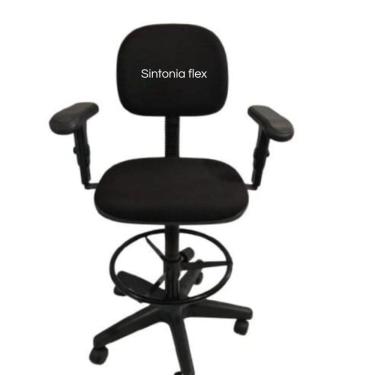 Imagem de Cadeira secretaria com regulagem de altura a gás e braço regulagem tecido preto