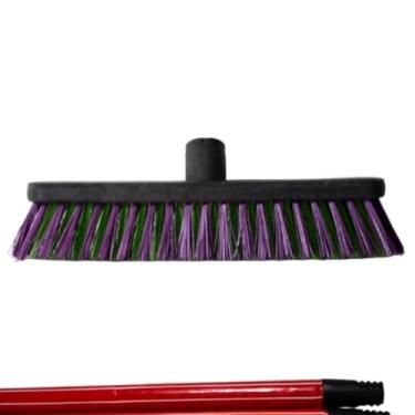 Imagem de Vassoura Multiuso com Cerdas Roxas e Verdes, Cabo Vermelho, para Limpeza Doméstica