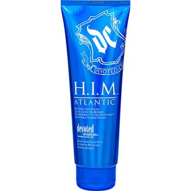 Imagem de Devoted Creations Loção Bronzeadora Him Atlantic - Bronzeador Corretor Anti-Laranja Em Tom Azul - Fórmula Que Absorve Oleosidade + Protege Tatuagens + Bronzeador Ultraescuro 8,5 Oz.