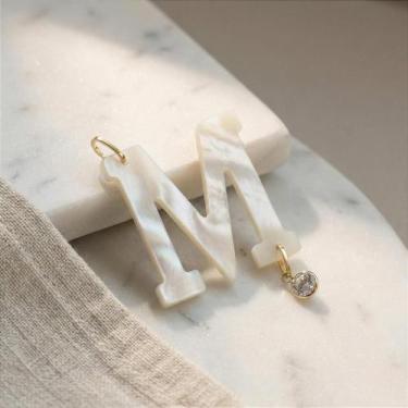 Imagem de Pingente de Ouro 18K com Letra 'M' em Madrepérola e Zircônia Branca - 