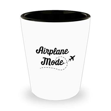 Imagem de Copo de shot em modo avião – ideia de de Natal