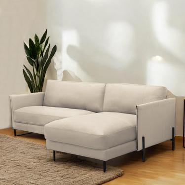 Imagem de Sofá Decorativo Karine 3 Lugares Sala de estar 230cm com Chaise Pés em Aço Couro Bege G88 - Gran Belo