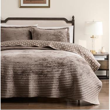 Imagem de WDCOZY Conjunto de colcha de veludo king size – Colcha de cama leve e listrada bege, marrom neutro, canal, fazenda, camelo, moderno, edredom kakhi, quente, fino, 3 peças