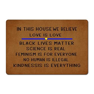 Imagem de ZQLFDGD in This House We Believe Capachos engraçados tapete de porta de borracha antiderrapante tapetes de decoração de casa personalizados para uso externo/interno 60 cm (C) x 40 cm (L)