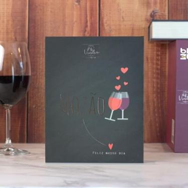 Imagem de Kit Presente Vinho Dia dos Namorados – Estojo MDF com 5 Peças: Saca-Rolhas, Tampa, Oxigenador, Corta Lacre, Anel Salva Gotas – Frases Românticas – Ideal para Casais Apaixonados (Mozão)