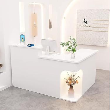 Imagem de Mesa de balcão de recepção moderna, mesa de balcão de recepção em forma de L com gavetas e prateleiras de armazenamento, recepção de madeira para recepção, balcão de varejo para salão de beleza e