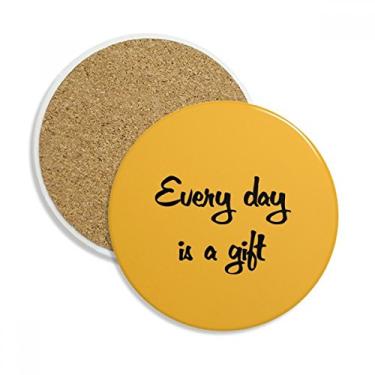 Imagem de Caneca inspiradora para porta-copos Every Day Is A Gift com proteção de mesa, pedra absorvente