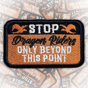Imagem de Patch Stop Dragon Riders Only Beyond This Point 7,6 cm engraçado quarta asa, estudioso, fantasia humor ferro em/costurar em tecido bordado aplique remendos para caminhoneiro, chapéus, roupas, mochila