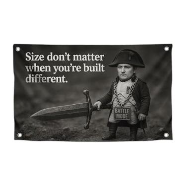 Imagem de Bandeiras de meme de humor Napoleão de 9,5 x 1,5 m com citação "Size Don't Matter When You're Built Different." com quatro ilhós de latão - Pôster de poliéster mais legal para homens - Banner de um