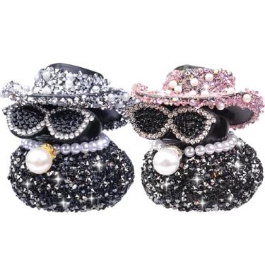 Imagem de MuMyer Ornamentos de carro de pato de borracha com strass, 2 peças engraçadas de patos de diamante, decoração de painel de carro, acessórios de pato com mini chapéu de cowboy brilhante colar e óculos