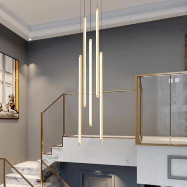 Imagem de Luminária pendente LED moderna para escada, lustre longo giratório com 12 lâmpadas, dimerizável, imitação de madeira, luminária suspensa ajustável para teto oco de sala de estar (5 lâmpadas)