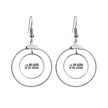 Imagem de Brincos I Am An Alien In The Dream com argola pendurada, joia circular