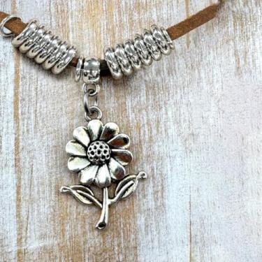 Imagem de 1 lindo colar com pingente de prata de liga de couro de liga de estilo vintage com tema de girassol, perfeito para uso diário feminino, festas, encontros, viagens, celebrações e férias.