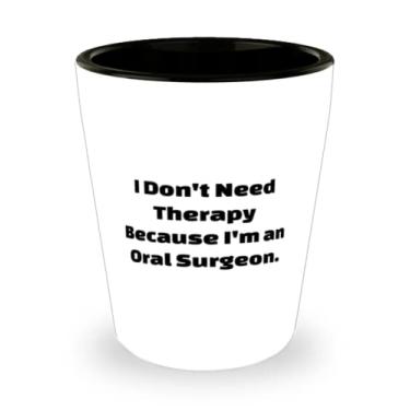 Imagem de Lindo presente de cirurgião oral, I Don't Need Therapy Because I'm an Oral Surgeon, copo de shot de Natal brilhante de amigos