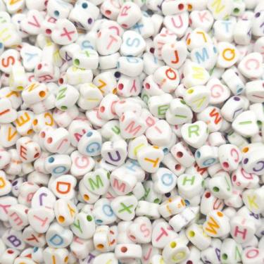 Imagem de Miçanga Passante Coração Alfabeto Acrílico Branco Letra Colorida 7mm 1