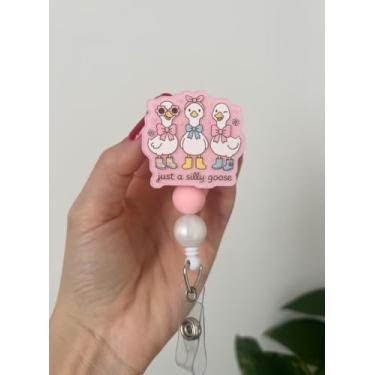 Imagem de Carretel de crachá rosa engraçado Silly Goose retrátil, etiqueta de identificação de três gansos com cordão de nylon durável de 61 cm, suporte de crachá de enfermeira, presentes fofos para