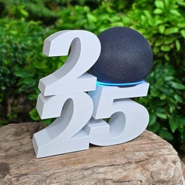 Imagem de Suporte Alexa Echo Dot 4 ou Echo Dot 5. Tema Ano Novo, 2025, New Year. Presente, decoração criativa