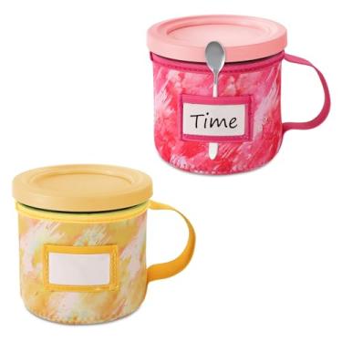 Imagem de 2 peças de mangas de neoprene para sorvete, impressões tie-dye reutilizáveis com isolamento térmico para canecas de sorvete Ninja Creami com alça de suporte de colher e slot para placa de nome (473 ml