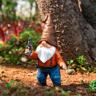 Imagem de WONDHOME Estátuas engraçadas de gnomo de jardim de 17,5 cm com arma, mini estatueta de gnomo militar travesso, pátio, gramado, jardim, arte, decorações ao ar livre, Dia dos Pais, Dia das Mães