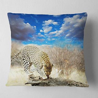 Imagem de Designart Oncinha alimentando na árvore tronco africano sala de estar, sofá, enchimento de almofada de alta qualidade + capa de almofada impressa em ambos os lados 40,64 cm x 40,64 cm