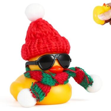 Imagem de Decorações de painel de carro de patos de borracha de Natal - Ornamento festivo de pato com gorro de malha, cachecol e óculos de sol, design Squeeze-Squeak, silicone premium para interior de carro
