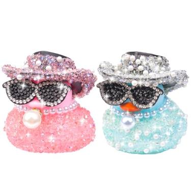 Imagem de MuMyer Ornamentos de carro de pato de borracha com strass, 2 peças engraçadas diamante patos decoração painel de carro acessórios de pato com mini chapéu de cowboy brilhante colar e óculos de sol