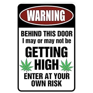 Imagem de Aviso por trás desta porta eu posso estar recebendo alto – Entre no seu próprio risco – Canabis de maconha placa de metal engraçado para garagem, ideias de caverna masculina, material de quintal ou parede. Presente 420 Blaze It Friendly da SignDragon