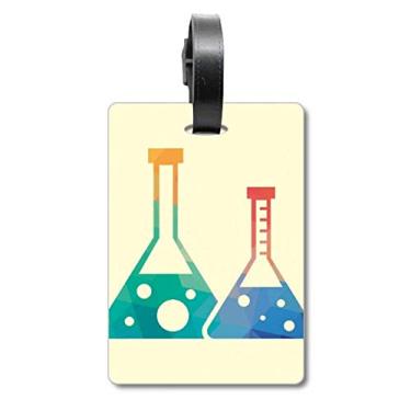 Imagem de Dois frascos cônicos com estampa de química e etiqueta para bagagem, cartão para pendurar