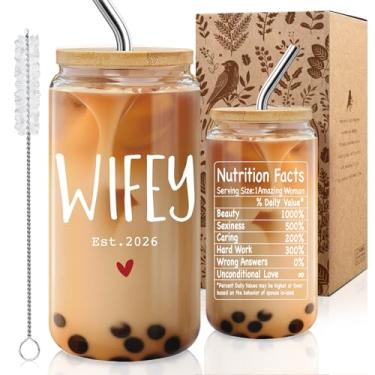 Imagem de Presente de casamento para noiva - Copo de vidro "Wifey" 2026 com tampa de bambu e canudo, chá de panela de 473 ml, presentes de noivado e lua de mel para esposa, presente de recém-casado, copo de