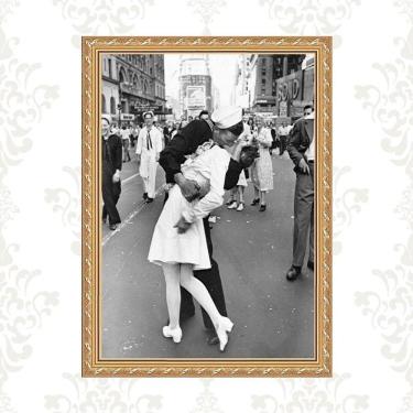 Imagem de Quadro Moldura Dourada Beijo Segunda Guerra 24X18Cm