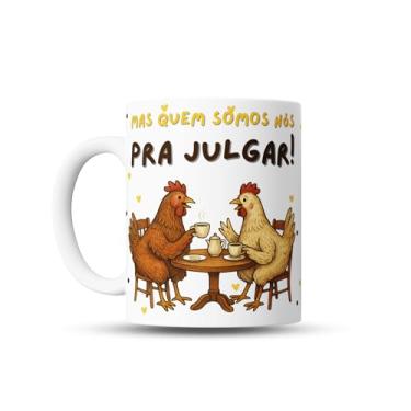 Imagem de Caneca de Café Engraçada com Arte de Galinhas, Frase 'Quem Somos Nós pra Julgar'