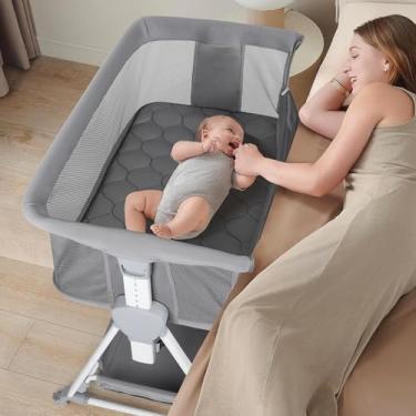 Imagem de Cowiewie Berço Para Dormir Ao Lado Da Cama, Bebê Com Colchão Lavável De Fibra Ar E 7 Alturas Ajustáveis, Berços Dobráveis Tela Respirável 360°, Rodas Armazenamento Extra Grande