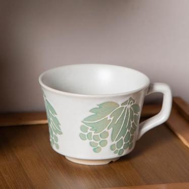 Imagem de JIGVOE Caneca de café de cerâmica bonita, copo de grés com padrão de uvas, copos de cappuccino perfeitos para casa e escritório - pode ir ao micro-ondas e à máquina de lavar louça