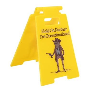 Imagem de Dioche Espere Parceiro Estou Superestimulado Sinal Engraçado Sapo Cowboy Ilustração Mesa Decoração para Escritório Casa Espaço de Trabalho Plástico Abs (Amarela)