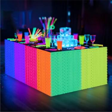 Imagem de Artigos de festa que brilham no escuro, 6 cores, 12 peças, saias de mesa neon fluorescentes onduladas metálicas com franja, flâmulas reativas à luz preta UV, decorações de festa de néon, decorações de