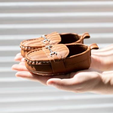 Imagem de Mocassins para bebês meninos meninas sola macia mocassins meninas primeira caminhada sapatos sociais, A01/marrom, 12-18 Months Toddler