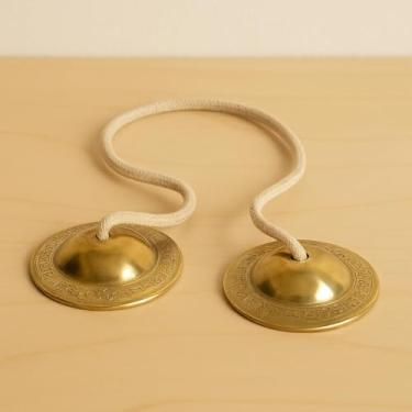 Imagem de Manjeera de latão tradicional indiano | Manjira Musical Instruments Music Pooja | Pratos Puja de mão para Sinos Hindu Bhajans Religiosos Pequeno | Diâmetro de 7,6 cm aprox.