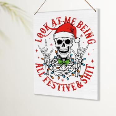 Imagem de Placa de decoração de Natal gótica engraçada esqueleto assustador decorações de Natal presentes para mulheres homens olhe para mim Natal parede porta decoração sinal para casa escritório cozinha