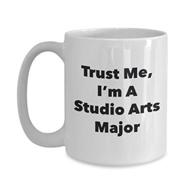 Imagem de Caneca Trust Me, I'm A Studio Arts Major - Caneca de café divertida - Lindas ideias de presentes de formatura para amigos e colegas de classe