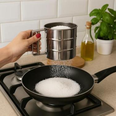 Imagem de Tapioqueira Polvilhador Peneira Com Gatilho Manual Inox Cozinha