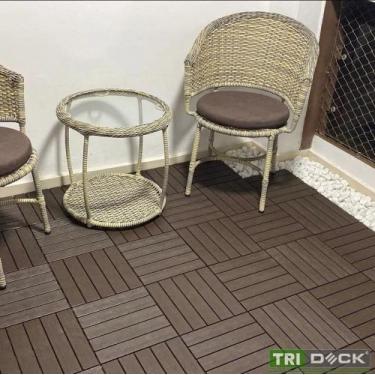 Imagem de KIT 14 PEÇAS DECK MODULAR TEXTURA MADEIRA PLÁSTICO 30x30 ÁREA PISCINA 