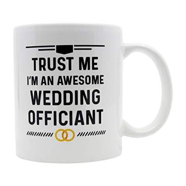 Imagem de Casitika Caneca de café de presente oficial de casamento. Caneca de cerâmica branca Trust Me I'm An Awesome Wedding Officiant 325 ml. Ótima ideia como presente para um pastor.