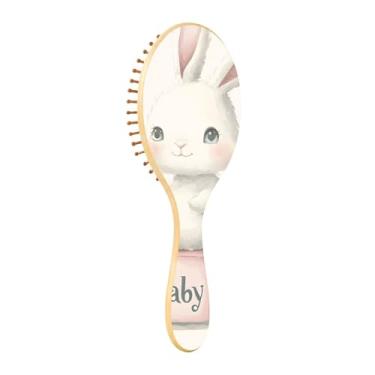 Imagem de Um coelho branco fofo brincando com escova de cabelo de madeira colorida para crianças, estimulador de cabelo para escova de crescimento