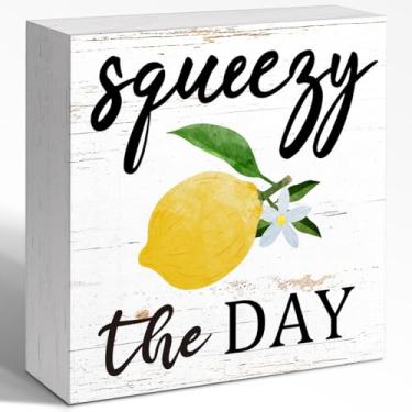 Imagem de WUZYOU Placa de caixa de madeira com limões de verão, 12,4 x 12,2 cm, decoração de parede, placa de bloco de madeira Squeezy The Day, decoração rústica de verão para cozinha doméstica, suco, bar