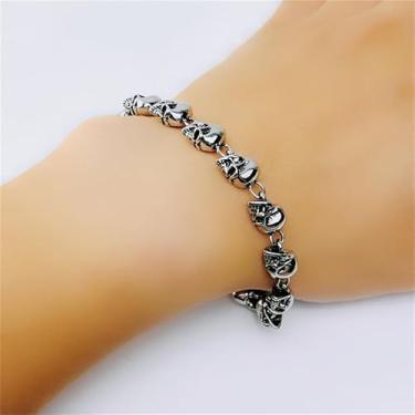 Imagem de Pulseira de caveira punk - Pulseira de corrente de liga gótica com pingente de caveira ousada, joia ajustável estilo rocker para homens e mulheres, presente moderno rebelde