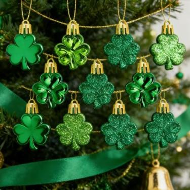 Imagem de 12 peças de enfeites de trevo do dia de São Patrício, decoração de trevo verde da sorte para pendurar, bolas de trevo irlandês para árvore, mesa, prateleira e decoração de casa