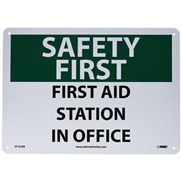 Imagem de NMC Placa SF162RB OSHA, legenda "SAFETY FIRST - FIRST AID STATION IN OFFICE", 35,5 cm de comprimento x 25,4 cm de altura, plástico rígido, preto/verde em branco